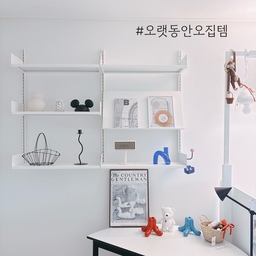 #오랫동안오집템 
오집에서 구매해서 잘 사용하고 있는 레어로우 선반도, 반원 테이블도 처음엔 그냥 예뻐서 들였던 물건들이었어요.
근데 시간이 지나면서 자연스럽게 집의 분위기를 가장 잘 보여주는 자리가 되어버렸더라고요.
소품들도 계절마다 자리를 조금씩 바꿔주면서 이 코너의 공기를 조용히 바꿔줘요. 요란하진 않지만, 볼 때마다 마음이 편안해지는 장면이에요.
#서재 #레어로우 #레어로우시스템쉘빙 #레어로우시스템선반 #레어로우디스플레이쉘빙 #이케아 #이케아구스타프베스트만 #구스타프베스트만 #촛대에프에프컬렉티브 #바스켓 #캔들홀더 #베어브릭방향제 #마샬 #블루투스스피커 #조명 #잭슨카멜레온 #디즈니조명 #미키 #미키마우스 #라디움 #포터블조명 #미키마우스조명 #반원테이블 #벽테리어 #화이트인테리어 #인테리어소품 #오브제영업대회 #서재인테리어 #서재꾸미기