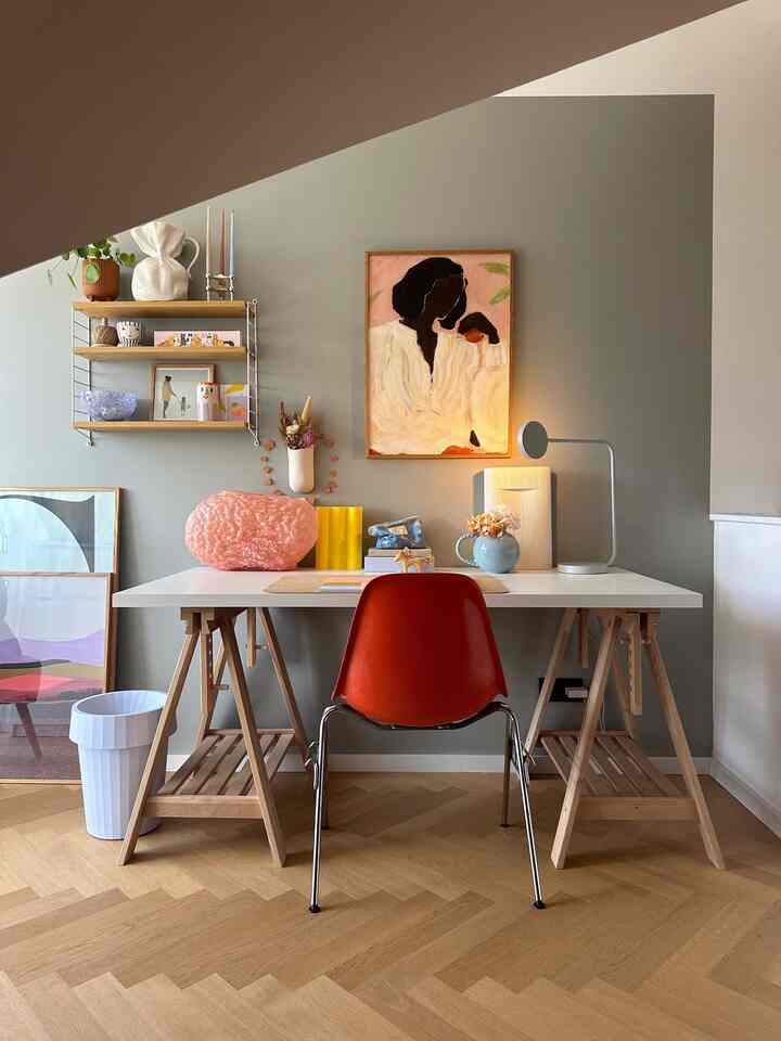 <p data-start="131" data-end="302">Warm tones and playful textures for a cozy workspace ☀️🎨<br data-start="188" data-end="191">
Soft lighting and curated art pieces make this home office feel inspiring yet calm.<br data-start="274" data-end="277">
Credit : @anna.im.quadrat</p>
<p data-start="304" data-end="362">#ColorfulInterior #CreativeWorkspace #ScandinavianDesign</p>