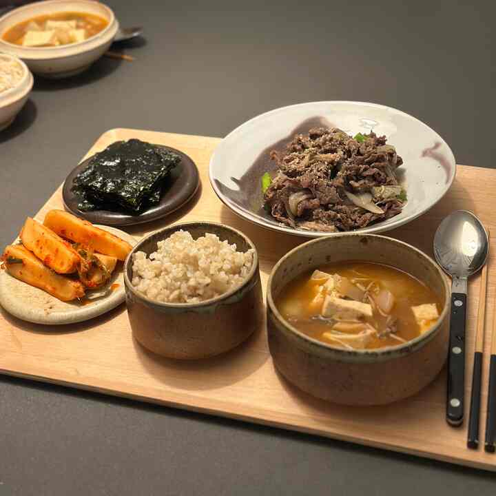 久しぶりにご飯をアップロードします。
夫が久しぶりに食べたいと思っているので、 
しっかり熟した総角キムチに焼肉まで！
寒い天気にぴったりですよ🫠


@zee_haus_
 ＃おにぎりのスターグラム＃サリムサルが＃自宅で最も忙しい＃サリムハニーチップ
 