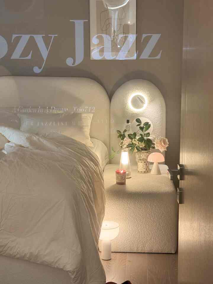 🕊️☁️ ホテルの寝室に変身 #mybedroom 
朝風が涼しくなったこのごろ、
寝具の芽を変えたふわふわの寝室で寝返り🤍

デコビューフォッグ60スーツの綿の寝具に変わった。
高密度の正面なので、正方形の風合いが良く、
肌に触れる面もふわふわして、上手い☺️
高密度生地なので長所洗濯後変形なく使えて
管理も楽で家族が一緒に使っても安心🤍

寝具は白を主に使用しますが、  #콘수프기록 #콘수프기록집 #포그차렵이불 #고밀도순면 #호텔침구 #사계절이불 #포근한이불  #순면이불신혼침구 #호텔베딩 #침실 #침실인테리어 