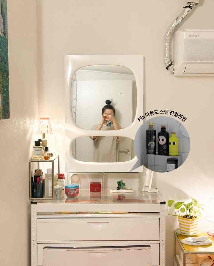 白とベージュの色調のウォークインクローゼット、個性的な鏡と多様な収納棚が配置された雰囲気のあるインテリア