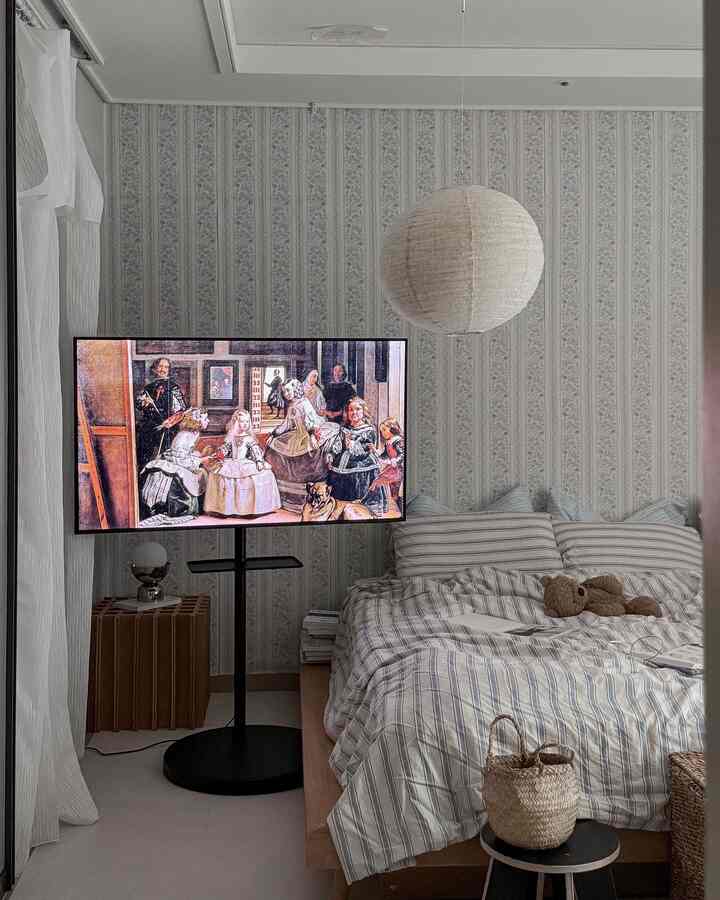 #広告 #サムスンムービングスタイル 

子供たちが見るとすぐに目が振り回されたサムスンムービングスタイル₊˖♡

初めて設置する時から感心しましたが、サムスン専門記事様が直接訪問してプレミアム設置進行！詳細な説明までしていただき、組み立てや接続心配なくすぐに使えました。 
インストールサービスが入念になったので、第一印象から本当に良いです。

ムービングスタイルの最大の魅力は、なんと202種類のスタイルで組み合わせが可能だという点です！ディスプレイの種類とサイズ、スタンドタイプ、カラー、棚の有無を好みに合わせて選んで、自分だけのムービングスタイルを完成できます。 

私はその中からQLED 125cm+ブラックカラーのライトスタンド+シェルフの組み合わせを選びました。ブラックスタンドと棚はモダンながらも安定感があり、どの空間に置いても豪華に調和したんですよ。ブラックならではのシックさがくれる重量感のおかげで、家の中の雰囲気が一層落ち着いたのも気に入りました✨

私がムービングスタイルQLEDを選んだ一番の理由はモビリティと没入感ですよ₊˖♡

子供たちを育てながらリビングを最大限に広く活用したくてテレビなしで生活してきましたが、子供たちの学習や家族が一緒にコンテンツを楽しみたい時はテレビが必須だったんですよ。 

ムービングスタイルは下の隠しホイールで必要なら、私が欲しい空間に簡単に移動させて使用できるという点が本当に便利です。おかげで平日にはリビングで子供たちと学習プログラムを見ながら勉強もしたし、週末には寝室に移って映画館のようにコンテンツを楽しむ私たちの家族だけの特別な時間ができました༝﹡₊˚

さらに、サムスンのQLED画質が4Kだとも違いました。 
リアルカラーとすっきりとした画質のおかげで、子供たちの教育映像集中度が高くなり、家族が一緒に見る映画は没入感がはるかに大きくなりました。 

空間によってムービングスタイルを移動させて使ってみると、家がはるかに多彩に活用される気分もあります。これからもムービングスタイルと一緒に私たちの家族のライフが変化し続けると思うのでもっと期待されます＝﹡₊˚

💌製品リンク
https://naver.me/xktr8XyE

＃ムービングスタイル202＃ムービングスタイル202クリエイター＃ムービングスタイル＃ムービングスタイルQLED
＃サムスンテレビ＃サムスンモニター＃モバイルスクリーン＃モバイルテレビ＃サムスン新婚家電＃サムスン昏睡
＃コンスープ記録集 
#今日の家 #1階建て物語 
＃子供の家＃1階集