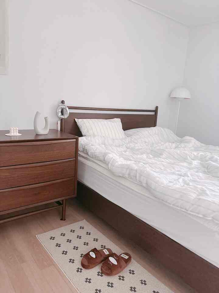 #コンスープ記録集 #きれいなテム最高3

きれいなデザインよりも良いのは、「インテリアを損なわないデザイン」のルームシューズという点です。 
静かに置かれていますが、それ自体で家の暖かいムードを完成してくれる役割をします。小さなアイテム一つで空間の雰囲気が変わることができるということが分かりました。 
そして何よりも足をやさしく包み込むふわふわした肌触りが本当に好きです:) 

＃ノミア＃ノミアルームシューズ＃ルームシューズ＃ベッドルーム＃カサミア＃カサミアブルーノベッド＃カサミアブルーノワイド引き出し＃レアロウ＃オーディナント＃ルナモダルチャック布団＃秋のインテリア＃ファブリックインテリア＃ベッドルームインテリア＃ウッドインテリア＃ホワイトインテリア