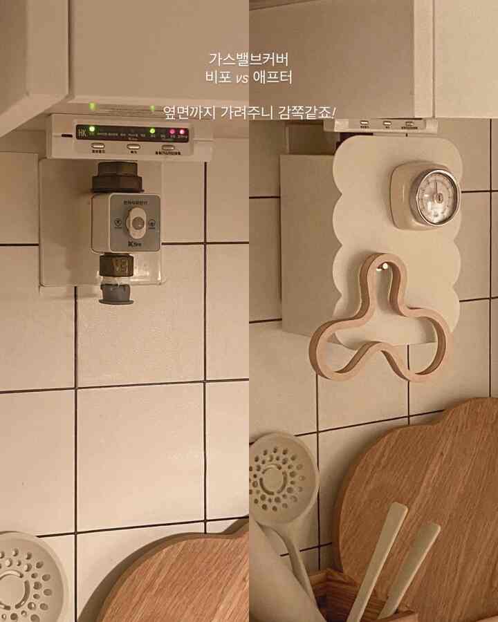 白いタイルの壁、木製まな板、ベージュの調理器具が配された温かみのあるキッチンコーナー