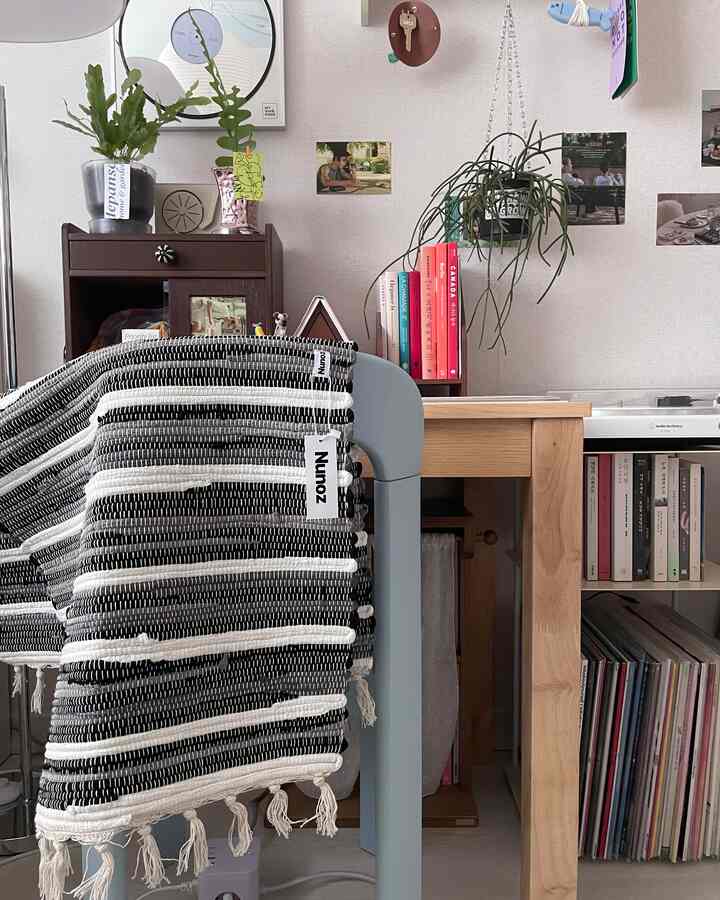 ＃コンスープ記録集 

ヌノースハンジライトナドンナサンの後によく使われている1人
ぬのずクロマラグもとてもきれい♡ 

🏷️Nunoz Nunos
•CHROMA RUG - PEARL GRAY（50 x 80）

ハンドメイドで1汗ずつ編みで作ったヴィンテージムードの生えるテクスチャと刺繍がポイントなラグですよ！
しっかりとした床にクロマラグを一つ置いておけば感覚的なムード仕上げ♡ 

ベッドの下、デスクの下、ホームカフェ収納場の下にトゥク置いてもいいが壁に掛けてもとてもきれいですよ ʕ¨̮ʔ

100％コットン素材だから肌触りも柔らかくハンドメイドで製作されたラグラー柄と柄がユニークさそのもの✨

そして滑り止めパッドが含まれていて床に置いて使用するときに簡単に押さないでいいですね◡̎ 
。
。
#ヌノーズ #クロマラグ #刺繍ラグ #刺繍パターンラグ #パターン刺繍ラグ #CHROMARUG #インテリアラグ #ラグおすすめ #刺繍ラグおすすめ
#Nunoz