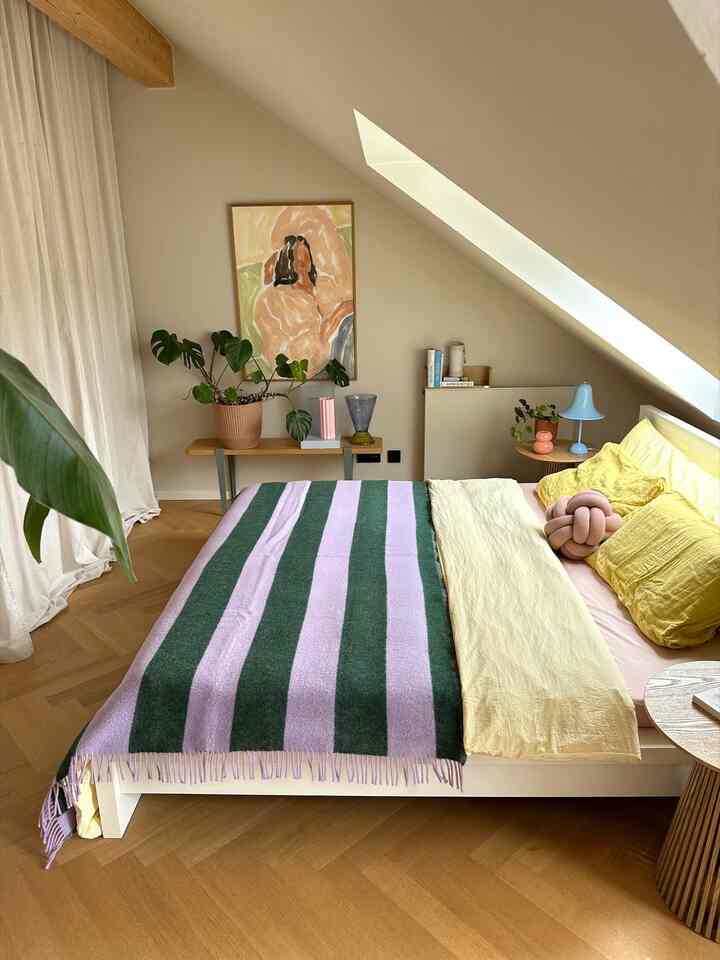 Soft light and soothing tones for a calm morning mood 💚💜
The mix of pastel bedding and bold stripes adds a playful yet relaxed vibe to the space.

Credit :@anna.im.quadrat

#CozyBedroom #ColorfulInterior #MorningLight