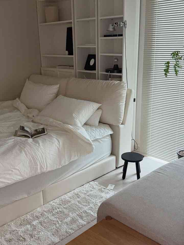 ＃お好みのベディング＃スペシャルクリエイター＃今日の家＃今日の家クリエイター

日が寒くなり、ジノキオのポジターノ 
コレクションベディングと交換しました。
今回会ったジノキオピュアホワイトカラー感は本当に綺麗で肌触りはまるで柔らかい雲を抱きしめる気持ちですよ！

四季折々にバランスのとれた厚さで出て重くなくてもボリューム感は豊かで暖かいので今冬までずっと使ってもいいと思います⟡・🥞

＃寝室の飾り＃ジノキオ＃寝室のインテリア＃家の装飾＃今日の家＃寝具のおすすめ
#browninterior #homedecor

