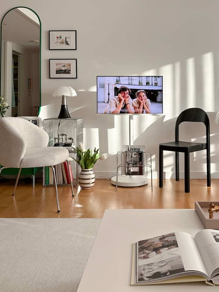 白とウッドトーンが調和するモダンなリビング、テーブルランプと花瓶が配置された印象的なインテリア