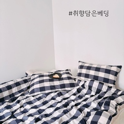 #취향담은베딩 
날씨가 쌀쌀해져서 게스트룸이라 부르며 신랑이 사용하는 침실 겸 서재에 베딩을 교체했어요. 클래식한 빅 깅엄체크에 마이크로 화이바 소재의 부드러운 촉감까지, 취향을 담은 공간으로 한층 따뜻해졌어요 :)
#체크이불 #퀸이불 #마리엔젤이불 #레이어 #페이브 #장식장 #선반인테리어 #디자인선반 #선반추천 #까사미아 #화병 #트롤리 #베스트리빙 #4단이동식트롤리 #수납트롤리 #이동식트롤리 #수납선반 #삼성TV #무빙스탠드 #오메코조명 #조명 #스노우맨 #일광전구 #베어브릭석고방향제 #달항아리휴지케이스 #부클레체어 #부이블루투스 #화이트인테리어 