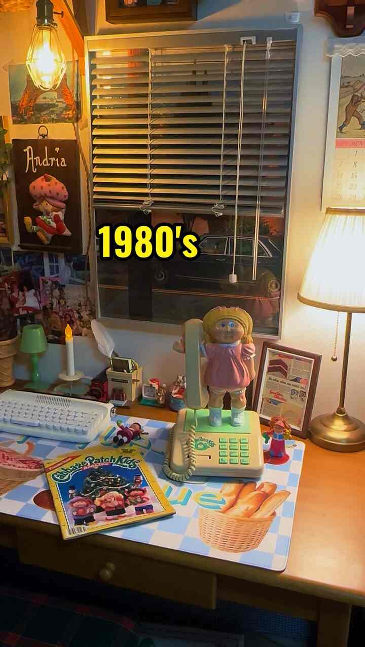 暖かい黄色の照明とブラウンの木目調が調和したヴィンテージスタイルのデスク空間