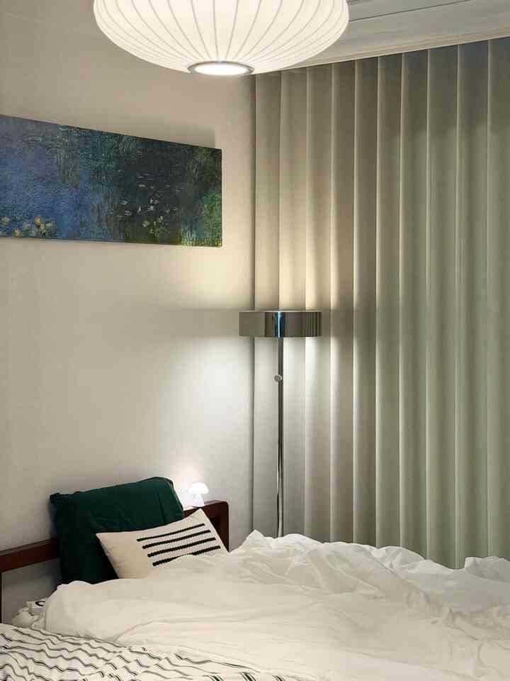 すっきりとすっきり￼スタイリングした寝室です。寝具は華やかなのも良いですが、ホテルのようにホワイトを保ちます。 ￼枕カバーでカラーを追加してポイントとして使うといいです。照明を適切に配置して暖かさを表現してみました。

＃お好みのベディング＃ベゲカバー＃エデン美術＃今日の庭＃睡蓮＃フレームおすすめ＃寝室額＃