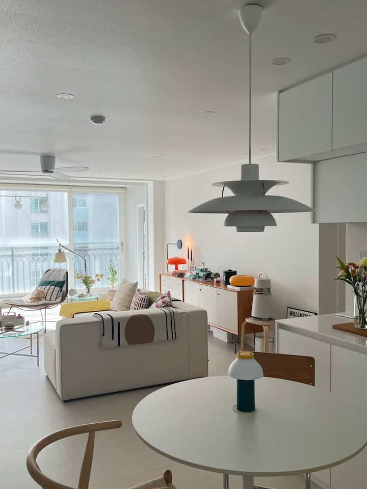 少し離れて見る私の家

#家が好き #cozyhome #homevibes #InteriorDesign #HomeStyling #SpaceMood #ModernLamp #DesignIcon
＃照明スタイリング＃ホームインテリア＃家の装飾＃今日の家
＃ホームスターグラム＃ホームスターグラム＃home＃roomdecor＃homesweethome＃インテリア