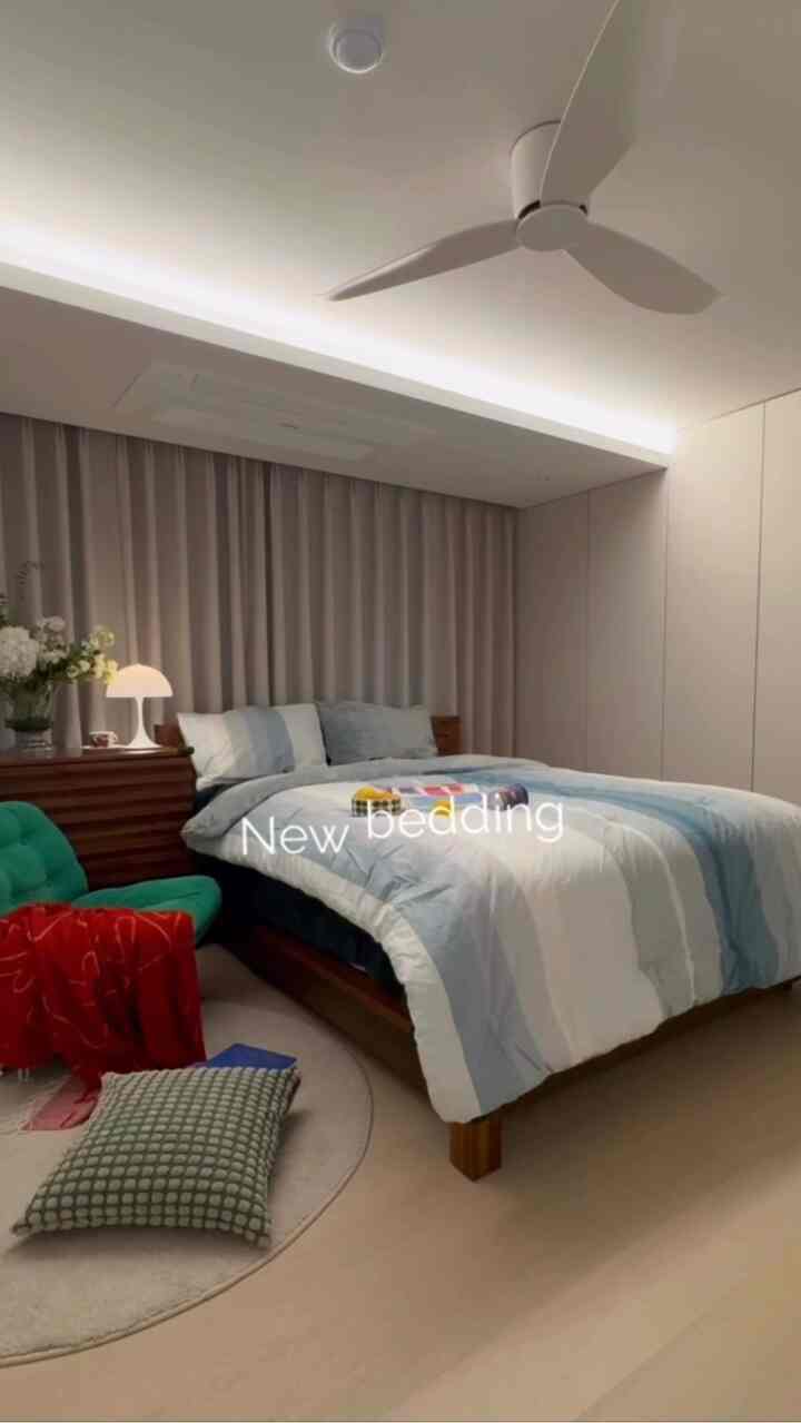 #コンスープフィルム @3 #寝室のインテリア #new #bedding
＃秋の寝具＃冬の寝具
。
突然天気がとても寒くなりました🥶
布団も季節に合わせて新しく変えました。

今回私たちの寝室に新しく入ったのは
暖かいが軽くてスタイリッシュ
オリゴプレミアム極細サイブルです。

片側は 
60数高密度バイオウォッシング面として製作されている 
なめらかで快適で、
ホテルの寝具のようにバースラクは触感がとても良いです。 ✨
スタイリッシュな感性もいっぱいです。 

反対側は5mmベルボア極細糸素材です。
本当に柔らかくてふわふわです。
布団の中には6オンスのジャデニアの綿が入っています。
空気を止めたように軽くて暖かいです。

良い素材、ユニークなカラー感、
丁寧なディテールで本当に好きです。 

＃オリゴ＃オリゴチャックキルト＃バイオウォッシュキルト 
#極細サイブル #極細糸寝具おすすめ
＃ベルボアイブル＃ホテル寝具ムード＃感性寝具 
#暖かい布団 #プレミアム寝具 #冬寝具