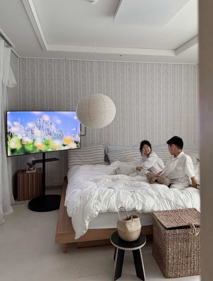 #広告 #サムスンムービングスタイル

子供たちといっぱい満たされた連休、サムスンムービングスタイルのおかげで私たちの家はもっと楽しかったです₊˖♡

テレビがなかった家だからどう活用すればいいか悩みが多かったのに、
必要なときは取り出しておき、またお好みの位置に移動して使用できます。
私たちの家のライフスタイルと本当によく合うアイテムだったんです。

最近7歳の最初が色合いにすっぽり抜けていて
ムービングスタイルの画面に映像を浮かべて一緒に色合い遊びをしてみました。 
絵を浮かべて色探し遊びをしたり、
物語作りと絵を描くまで、リビングルームがあっという間に小さなアトリエになりました。

最近はテレビも家の雰囲気を完成する一つのインテリアだそうです。
ムービングスタイルの良いところは、私が望む空間に移して配置して
一番よく似合う画面で雰囲気を繊細に選べるということです。
空間の性格に合わせてぴったり合ったように、いつでも自由に配置できるという点が本当に好きです。

ブラックライトスタンドのシックさと安定感が子供たちが遊ぶ明るい空間でも、静かな夜の寝室でも
よく似合いながら雰囲気が完全に変わりました。

子供たちと一緒に昔の写真を浮かべて家族アルバムを見たりもしました。
写真の中の子供の頃、子供たちの顔を見ると、その時の大切な瞬間が浮かび上がりました。
子供たちも「お母さん、私この時覚えてる！」と思い出を話しますが、
いつこんなに育ったのか改めて実感が出ました。

連休の最後の日にはムービングスタイルを寝室に移して家族映画館に変身！ 🎬
125cmの対話面と鮮やかなQLEDカラーのおかげで没入感がはるかに大きかったです。

ムービングスタイルひとつでリビングはアトリエのように、
寝室は小さな映画館のように変身しています。
その時その時大切な子どもたちとの日常に合わせて楽しむことができて本当に実用的ですよ₊˖♡

移動も簡単で、空間によって雰囲気が変わるムービングスタイルのおかげで
私たちの家族の日常がさらに柔軟で暖かくなりました˖˚˳

商品を見る
https://naver.me/xktr8XyE

＃ムービングスタイル202＃ムービングスタイル202クリエイター＃ムービングスタイル 
＃ムービングスタイルQLED＃サムスンテレビ＃サムスンモニター 
＃サムスン新婚家電＃サムスン昏睡＃サムスン＃サムスン＃サムスン韓国
＃リムーバブルテレビ＃サムスンリムーバブルテレビ＃リムーバブルスクリーン
＃子供の家＃1階集

＃コンスープ記録集 