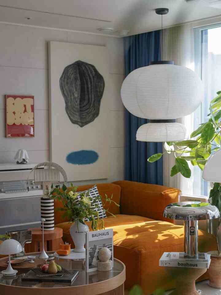 今日出勤する前に、太陽がとてもきれいに入ってきて、カッコいいです！

日差しがマスタードトーン＃ウィキノソファの上に少し広がりますが、
その瞬間がとてもきれいです。

この日は家で写真を撮りたいのですが。

寒くも暑くもなく、
いつも今日のように天気が良ければと思います。
光がやさしく広がるソファの色合い
とても暖かく感じられ、秋の感性はちゃんとしたんです。🍂

秋だから、太陽がより深く入ってきて
家の中の色が少しずつ変わり、
光を受けるたびに質感がはっきりと現れる
@wekinoソファのおかげで、リビングルームはさらに雰囲気があるようです。

自然光が作った影と
ファブリックの結が静かに調和するそのシーンが、
写真にそのまま入れてとても気持ちよかったです。

📌ソファ情報
@wekino - デッドソファSET5 phlox 443

。
。
。

#wekino #デッドソファ #ウィキノ #ソファおすすめ #リビングインテリア #リビングスターグラム #ホームスタグラム #家飾り #ハウススターグラム #インテリアグラム #秋インテリア #リビング飾り #ホームテリア #sofa #livingroomdecor #homedecor #interiorinspo #cozyhome #fallvibes #autumnn #slowliving #interiordesign #homeinspiration #staycozy