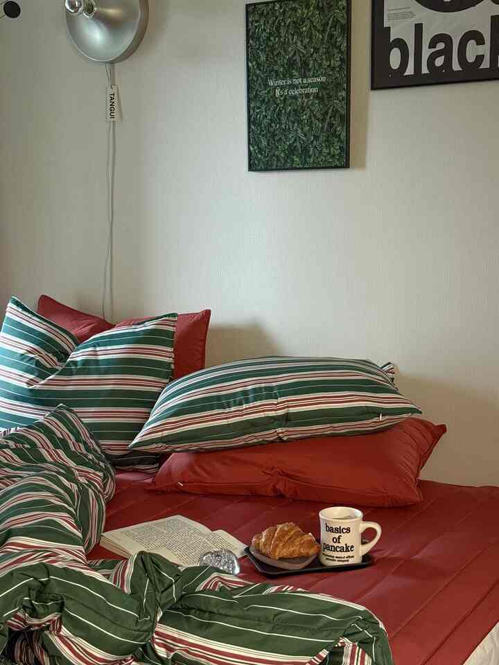 #오감리뷰 This is a review based on my own experience using and styling the product I received through the program.

I was looking for clean, cozy bedding that I could use all year round, and I finally found the perfect comforter. ᐟ

It's the Hello Sleep Dust-Free Don't Worry M2 Allergy Care Eucalyptus Cotton Charyeop Comforter Set.

I chose the Queen & King (Q&K) Full Set with K Banding Pad in Vintage Deep Green.
The deep, luxurious color, reminiscent of Christmas, adds a warm and sophisticated touch to my bedroom.

The comforter feels so comfortable and clean that the term "dust-free" really speaks for itself.
Since I share this comforter with my children, I absolutely needed dust mite protection and antibacterial properties, and the Hyosung M2 fabric means I can use it with confidence, without worrying about allergies. ᐟ

Perhaps because of the eucalyptus cotton, it's cozy yet not stuffy,
and feels incredibly soft and supple against the skin.

Previous allergy-friendly blankets were often stiff, cold, or squishy, but this one, thanks to the peach wash, feels snug and warm. ◡̈

Every night, I sleep soundly thanks to the pleasant texture of this blanket!

The cotton doesn't clump up after washing and maintains its shape, making it incredibly easy to care for. ᐟ

Because it's a domestically produced product, I have high confidence in its quality.

I'm so satisfied with both its design and functionality that once you cover yourself with it, you won't be able to go back to another blanket.

Pet hair doesn't stick to it, so just gently rub it with a roller and it's clean in no time. 🤎

Hello Sleep takes care of our four-season bedding ◡̈

#CornSoupRecord #침구추천 #알러지케어침구 #알러지케어이불 #알러지이불 #크리스마스이불 #남매맘 #소통 #맞팔 #선팔 #아이가있는집 #이불추천 #사계절이불 #사계절침구 #안방인테리어 #침실인테리어 #예쁜템최고야