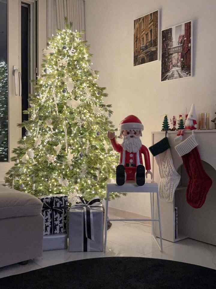 サンタのおじいちゃんのスツールでお休み中☁️

クリスマスが近づくほどトリゾンに一つずつアイテムができています。

宅配箱のサイズ 適切な友達を集めておき、ギフトボックスにしてスタイリングしてみてください。あるいは捨てない製品ボックスがあるでしょう。そのようなボックスで飾ってみてください。
木の前がより豊かになります。

キティバニーポニーパターンのある箱はクォッシュ×キティバニーポニーコラボした商品が入った箱です。きれいで捨てられず、デコ用によく書いていますㅎㅎ

サンタのおじいさんが座っている私のスツールはワイディモールの製品ですが。

高さが程よくソファサイドテーブルとしても使えそうで、そんなに使ってみてくださいね♥
一杯のコーヒーを下げて持ち上げてソファに座ってキャロルを聴いても素敵ですね🎄

クリスマスに心からの私たちの家、私たちの子供の願いのようにサンタの祖父が私たちの家を一番最初に来てくれるでしょうか？




＃コンスープ記録集＃コンパクトな水平インテリア＃新築アパートインテリア＃暖炉コンソール＃暖炉装飾＃暖炉インテリア＃christmas 