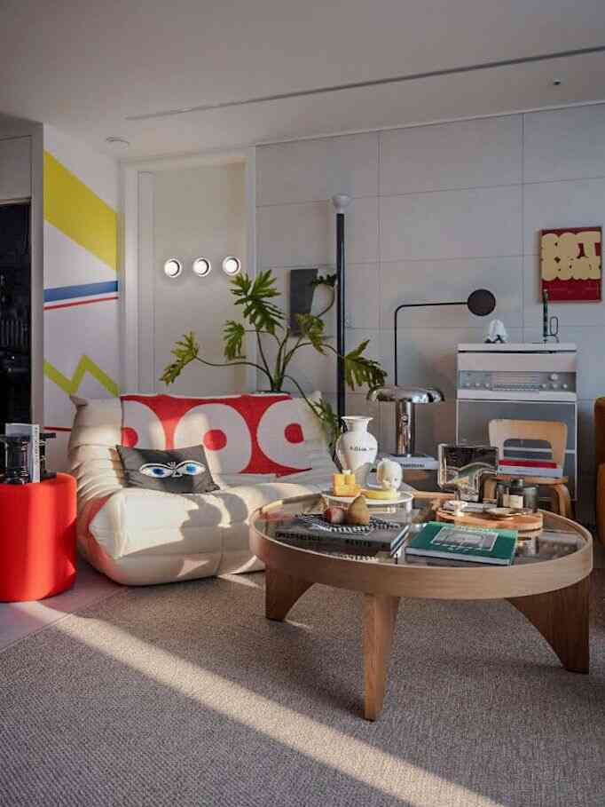 長い連休の最後の日ですね。みんなよく休みましたか？☺️

私はリビングルームの構造を少し変えました。
トゴソファを斜めに置くと、新しくまた違った感じです。

昨日のストーリーを見て心配してくれた人たち、
本当にありがとうございます。🙏🏻❤️

出勤道に高速道路を走る
どこか小さな子犬が突然飛び出しました。

ニュースでしか聞こえなかったロードキルを直接経験したが、
その短い瞬間がどれほど怖かったのか
心臓はすごくすごく痛かったです💦

それでもその瞬間に反射神経が働いたのか
止まらず近くに安全に停車して保険処理して
私も怪我をせずに二次事故につながりません。
本当に嬉しかったです。

もし似たようなことを経験したら、
高速道路では、急ブレーキは絶対に踏まないでください。
安全な場所に停車した後、保険会社に連絡してください。

そして、動物が道路上に残って危険な場所にいる場合、
道路工事（1588-2504）や120ダサンコールセンターに報告すると
なりました。

動物は人的被害ではなく「物的被害事故」に分類されている
車両修理や保険処理でほとんど仕上げられるそうです。
私のようにあまり驚かないで、落ち着いて対処すればいいこと 
同じように残します。

昨日は人生で経験する必要がないことを経験し、
本当にいろいろな経験をして暮らしているんだと思いました。

なぜ私だけこのようなことを経験するのかと思ったが、
今日一日休んで考えてみると否定は終わりがなく、

今回のことをきっかけにおやすみ、本当に幸いだと思い、
今日を感謝して生きなければならないという気がしました。

みんなおやすみなさい、
戻ってくる一週間も静かに始めましょう。

。
。
。

＃ロードキル＃ロードキルに気をつけて＃運転手の注意＃突然の事故＃対処方法＃ありがとう一日＃毎日の回復＃ホームスターグラム＃ホームスターグラム＃リビングスターグラム＃リビングインテリア＃トゴソファ 
#homeinterior #togosofa #homestyling #homevibes #interiorstyling 
#interiorinspiration #homeaesthetic #livingroomdesign #interiorgoals #homeupdate