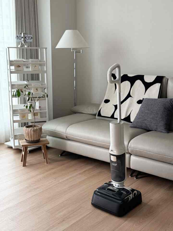 #콘수프기록집 #살림살이

20,000Paの強力な吸引力で、ほこり、髪、液体の汚れまで吸入し、水モップの清掃を同時に行うロボラックF25 ACE。

「JawScrapers™ローラー」は髪のもつれを防ぐように設計されており、髪がよく落ちる私たちの家をきれいにするのにとても良かったです。

FlatReach™2.0設計のおかげで、ベッドの下やソファの下を掃除するのにとても良かったのですが、低いスペースを180度にハンドル角度を下げると、隠れたほこりや汚染源を簡単に取り除くことができます。

私が驚いたのはSlideTech™2.0技術です。動きを感知して手首に力を与えなくてもスムーズに押して引くことができて掃除がはるかに楽でした。 

アクティブ洗浄（DirTect®）機能は洗浄タイミングを自動的に判断します
ドックで自動温水洗浄後わずか5分で熱風乾燥まで完了します。
TÜV認定99.99％バクテリアが除去されるのは本当に衛生的です。
その間、苦労して床を掃除してきましたが、ロボラックF25 ACEではるかに楽になりました。 :)

#Roborock #F25ACE #진공물걸레청소기 #무선청소기 #FlatReach #JawScrapers #스마트청소 #광고