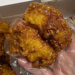 60계치킨 쯔란윙봉🍗
바삭한 간장치킨에 쯔란 시즈닝이 톡톡- 맵지는 않지만 약간 얼얼한 정도,,?
마요네즈에 찍어 먹으면 쯔란 맛이 덜 느껴지고 ! 전 불닭볶음면이랑 먹었는데 매워서 콧물 줄줄,,미니쫀득볼, 웨지감자도 들어있어서 좋았어요,, 큐민 향신료 좋아하는 분들에게 추천해요~😉
#쯔란윙봉 #60계치킨 #치킨 #먹스타그램 #치킨스타그램 #맛집 #맛집스타그램 #신상치킨 #맛집탐방 #맛집추천 #푸드 #푸드스타그램