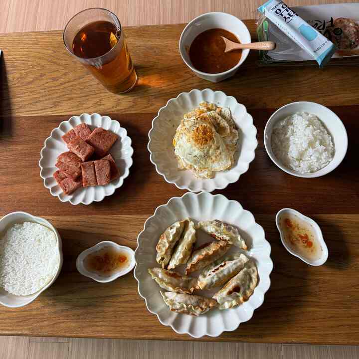 ＃おにぎり＃スパム＃卵フライ＃餃子＃カレー＃今日の家  
＃自宅で一食＃ホームカフェアニンボブ＃感性日常＃少し幸せ 
＃家のスター＃感性の家を飾る＃今日の記録 

温かいご飯の上に煮込んだスパム、
そして半熟卵フライ🍳
リビングルームの照明の下に座って一口食べる
結構心が楽になります。

誰かにはたった一食かもしれませんが、
静かなリビングルームにお箸にぶつかる音だけいっぱい〜
ただ、こんな平凡さがいいですね🕯️

