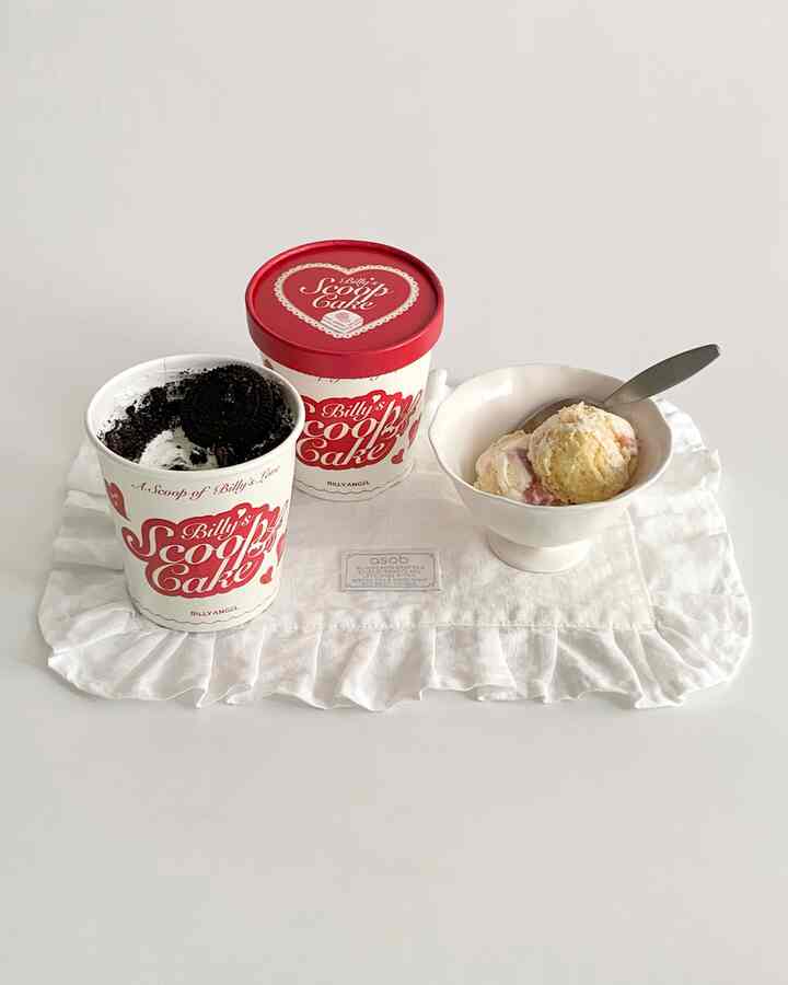 白い背景のテーブルにナヘセラミックスのデザートボウルとアイスクリーム、ケーキカップが並ぶ雰囲気のあるおうちカフェ空間