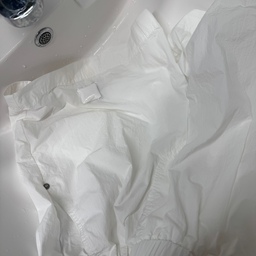 #콘수프기록집 #오늘의우리집 
🏷️ #이아프 화이트 #캡슐표백제 ☁️
🏷️ @eaf.kr 
올 여름에 사고 두 번 입고 커피 쏟아버린 나..
빨래만 5번 정도 했는데 아직도 얼룩 살짝 남아있어요
다른 세재도 써봤지만 이아프 캡슐표백제로
두어번 더 세탁하니 얼룩이 많이 지워졌어요.ᐟ 
이번에는 손빨래로 집중 공략🫧
캡슐을 꺼내서 흐르는 물에 사용해보니 35초만에 
필름이 녹아 사라지더라구요✨
가루날림없이 깔끔하게 녹아 사라지니까
편리하게, 안전하게 사용 가능해요.ᐟ 
#eaf #세탁루틴 #캡슐 #표백 #화이트닝
#흰옷빨래 #파우치 #집들이선물 #얼룩제거 
#손빨래 #보관 #세탁
#콘수프챌린지  #힐링 #집스타그램 #홈스타그램 #맞팔 #팔로우 #f4f #l4l
#협찬환영 #인테리어 #전세 
#새댁 #이사 #루틴 