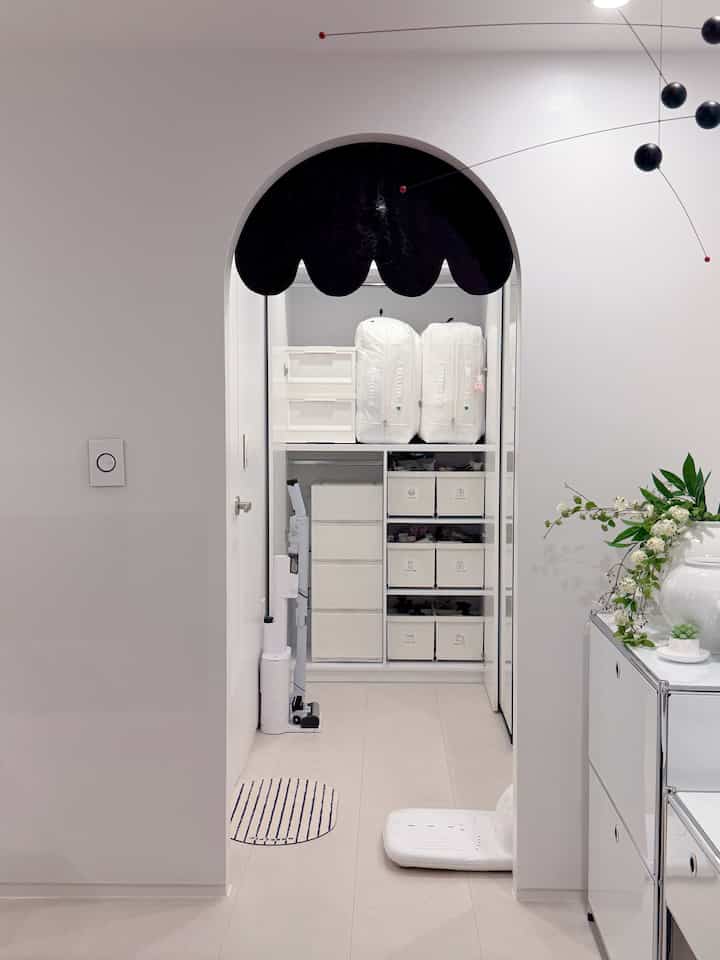 白を基調としたパントリー、整理された収納ボックスと棚が配置された雰囲気のあるインテリア