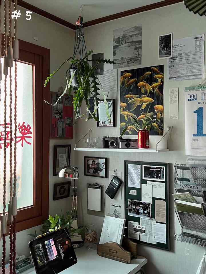 ホワイトとブラウンの色調の小さな書斎、デスク、壁の棚、植物が配置された雰囲気のあるインテリア