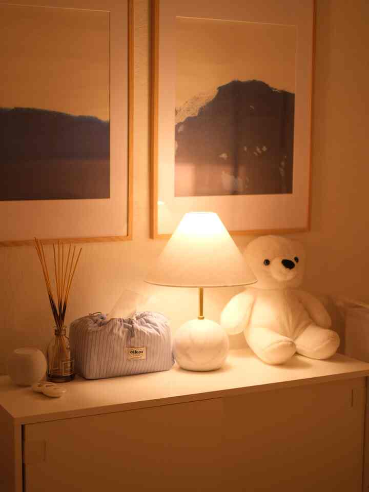 Changed up some things in the bedrooms and this corner is looking cozy ☺️

#ikea #bedroominterior #bedroomdecor #ikeastorage #wallart #cozybedroom 