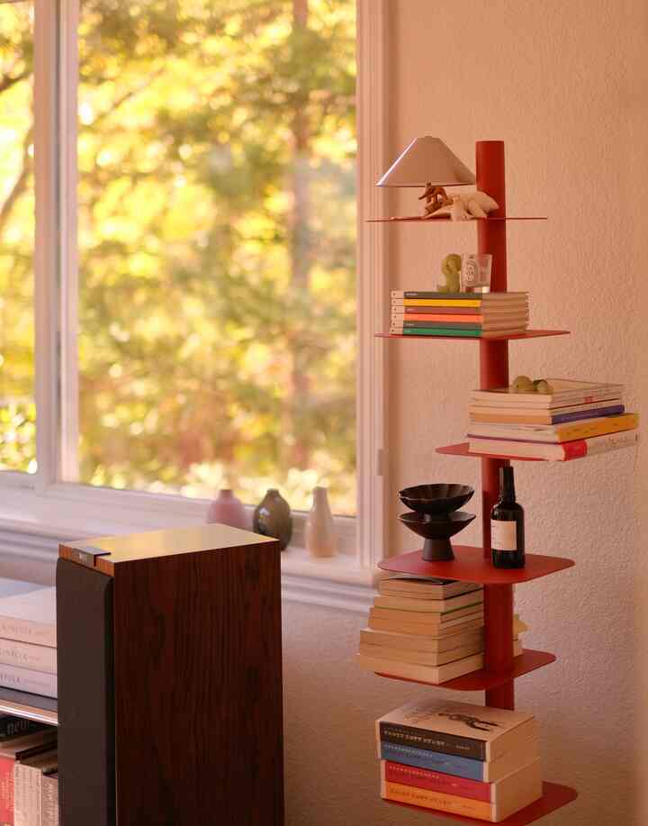 Currently deciding how to bring more fall colors into the house 🤔🍁🍂

#livingroom #livingroominterior #livingroomdecoration #bookcase #hifispeaker #livingroomwindow