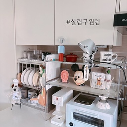 #살림구원템 
주방수납 살림구원템으로 꼭 추천하고 싶은 아이템이에요.
키친렉은 자주 사용하는 접시와 컵을 한눈에 보기 좋게 정리해 주는 소품이에요. 공간을 깔끔하게 정돈해 줄 뿐 아니라, 실용성과 인테리어 효과까지 더해 주어 주방 분위기를 한층 세련되게 만들어줘요.
또한 무타공마켓 선반은 부드럽고 은은한 버터 옐로우 톤이 포인트예요. 분리 세척이 가능해서 위생적으로 사용할 수 있고, 필요할 때는 트레이처럼 활용할 수도 있어요. 튼튼한 하중과 안정감으로 믿음이 가며, 따뜻한 컬러감이 주방에 감성을 더해줘요.
#전자레인지선반 #무타공마켓 #선반장 #주방선반장 #키친렉 #아르떼미데 #조명 #발뮤다 #루메나 #무선블렌더 #루메나무선블렌더 #아르떼미데 #핀자조명 #주방 #주방소품 #크로우캐년 #철제바스켓 #세임디 #레터링컵 #이케아 #미니꼬꼬떼 #홈카페 #홈카페존 #주방수납 #주방 #살림살이추천 #주방인테리어 #주방추천템 #키친투어