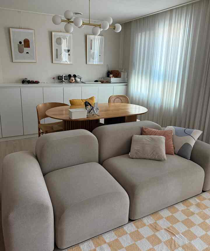 ＃今日の私たちの家＃コンスープ記録集

月曜日はまた始まります🫧🫶🏻
今日は本当に冬だと思います🥹暖かく着てください🤍
ウォールヨーティングです❕

＃リビングルーム＃リビングルームインテリア＃ジャクソンカメレオン＃ペブルソファ＃モジュールソファ＃ラグ＃ラグインテリア＃冬＃冬ラグ＃ポスター＃冬のインテリア＃ホワイト＆ウッド＃ポスターインテリア＃家の装飾＃かわいいテム＃フリップ時計＃小道具＃小道具インテリア＃フィット