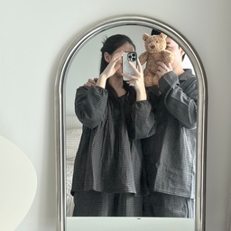 #예쁜템최고야 #콘수프기록집
New 커플잠옷✨
가을이랑 넘 잘어울리는 올썸 잠옷🖤
올썸 제품은 디자인부터 소재까지 좋아서
제가 자주 구매해서 입던 곳인데
이번에 보내주신 커플 잠옷도 넘 예쁘더라구요…🥹
제가 임신을 하니까 허리가 너무 졸리는 옷들은 
못입고 있는데 페블 체크는 허리 고무줄 조임이 
적당해서 지금 입기도 딱!
차분하고 딥한 차콜색감이라 신랑도 데일리로 입기
넘 괜찮다고 좋아하더라구요👍🏻
귀여운 넥라인과 소매에 밴딩까지 더해서
활동할때도 넘 편해요!
역시 디테일함까지 하나하나 신경쓰는 올썸🫧
가을 잠옷 고민중이시라면 올썸과 함께해보세요♥️
🔖페블체크 긴팔 커플 파자마
#올썸 #커플잠옷 #올썸잠옷 #올썸커플파자마세트 
#가을잠옷 #잠옷 #잠옷추천 #커플잠옷추천 #커플템 #맞팔