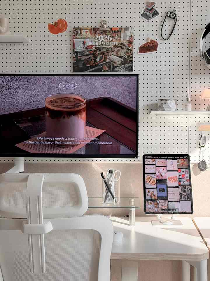 キュレータープログラムを通じて製品を提供され、直接使用してスタイリングした後期です。

 #mondayvibes ☁️📆✨

戻ってきた月曜日🤍

今日の家から来た
2026 「Homes We Love」 
カレンダーで始める今週🗓️

作業室の片側の壁に歩いてください。
空間がさらに暖かくなった感じ🕯️

愛する家の瞬間
一枚一枚じっくり詰め込まれています🌿

おなじみの空間も見せて
大丈夫、もっと心が行きましたよ☺️

写真の中のシーンのように、 
来年も我が家の記録は
静かに積み重ねていきます☕️

新しいカレンダーも歩いて、
素敵な空間を眺めながら
じっくり始めてみる月曜日🕊️

/今週もファイティングです💗

🏷️ @todayhouse × @documentor.kr 
「Homes We Love」壁掛けカレンダー

＃今日の家エディション＃ドキュメンテーション＃今日の家＃ドキュメントカレンダー