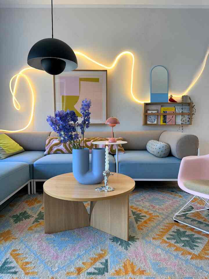 Soft glow and gentle hues for a cozy evening vibe 💡💙
The wavy light adds warmth and movement to the pastel-toned space, creating a calm yet modern feel.

Credit : @hej_sylwi

#CozyLivingRoom #ColorfulInterior #EveningGlow