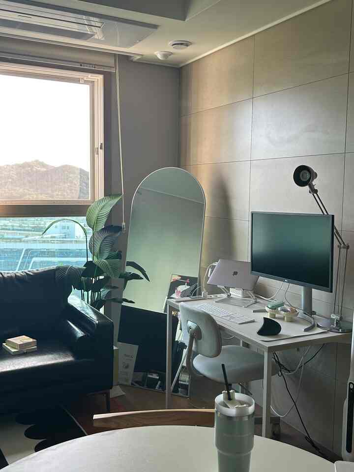 ナチュラルカラーとモダンが調和した、一人暮らし向けのコンパクトなホームオフィス兼リビングスペース