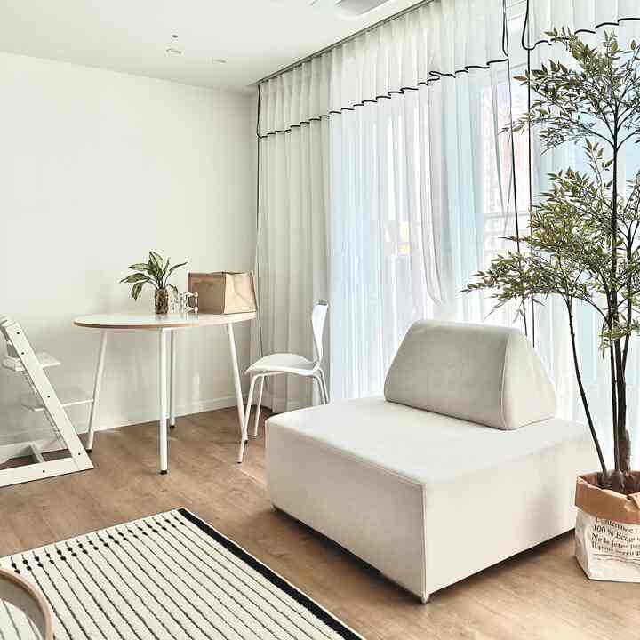 私の家のテーブルはもともと宿舎に持って来ようとニンジンしていました。 
思ったよりも大きすぎる。だから小さなテーブルを置く 
にんじんに出してるのに無料分けをしても取らないんですよ🥹
いいえ、この状態は本当に良いですが、なぜそれを取らないのですか？

ちょうど私たちの家のテーブルに書くことにして、隣に流し台を入れて残りのシート紙を貼ってくれました。

ええ、私たちと一緒に暮らしましょう。  #글로맘 #식탁