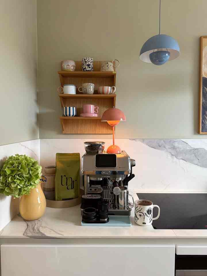Slow mornings start here ☕🌿
Soft light, warm hues, and the comforting scent of fresh coffee — the perfect setup for a gentle start to the day.

Credit : @hej_sylwi

#CozyCorner #MorningCoffee #WarmInteriors