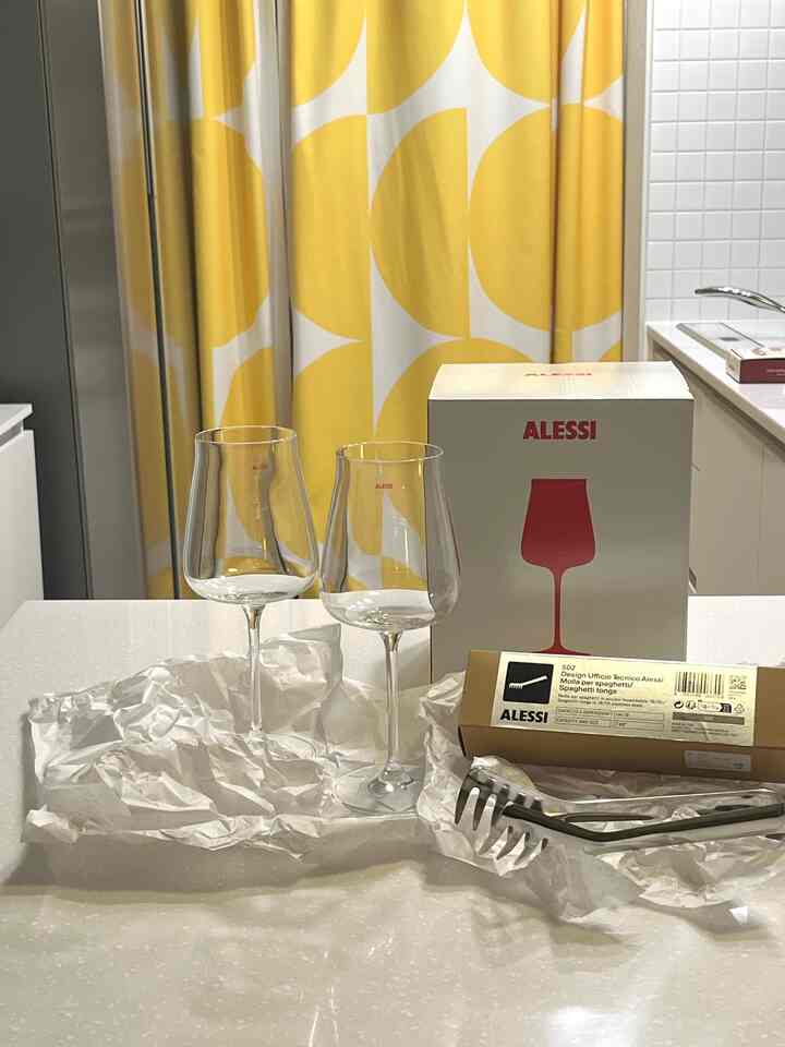 マッチシャッピングアンボクシング🎁✨アレッシの魅力は無限大です🩶❤️💛
🍷ベース刻印はとてもきれいですが、ステッカーはいつも残念です。
🍝スパゲッティ鉗子はビジュアルも綺麗なのですが、綿が本当によく掴まれて実用性グッドグッド！

＃かわいいテム最高屋＃コンスープ記録屋＃キッチン＃アイルランドのダイニングテーブル＃alessi＃アレッシュ＃アレッシワインカップ＃アレッシトッパー＃alessi502＃スパゲッティトング＃パスタトング＃ワイン＃ワイングラス＃キッチンカーテン＃ドロップドロップドロップ＃アンボクシング＃キッチンアクセサリー＃インテリア小道具＃ 