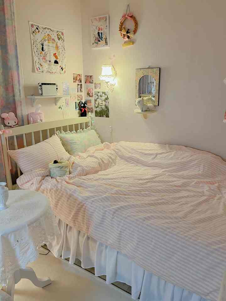 ＃コンスープ記録集＃今日の私たちの家 

私の部屋のベッドスペースです！！💕
オペルトゥム製品で広がっている空間なのでとても愛らしいです☺️
足の側には本棚にカーテンをつけて
自分の前にビームプロジェクトで映画を見たり、 
任天堂スイッチに接続してゲームをプレイします😊

＃今日の家＃内装＃内装＃小部屋＃小さな部屋のインテリア＃ラブリールーム＃ビンテージインテリア＃感性インテリア＃小道具の飾り＃寝室のインテリア＃照明インテリア#ホワイトインテリア#暖かいムード 