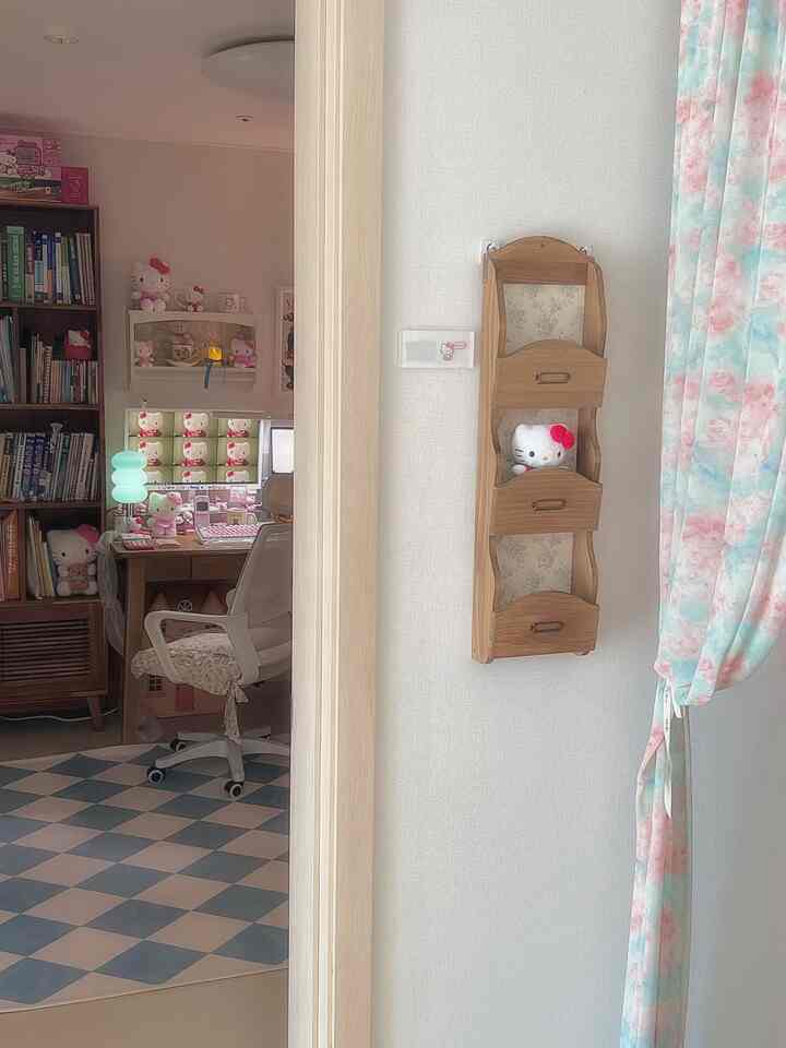 #大好きな愛情 

玄関前の書斎の前の壁に大切な愛情テムが追加されました🤎 
私は＃Momo＆Don製品をとても好きですが、以前からこの棚もきれいに見え、カートに入れました 🤎 

カラーはホワイト、ヴィンテージウッド、バターこんなに3つあって、私は最初にバター色を買おうとしましたよ☺️だからカートに入れてポイントが入るのを待っていたのにポイントが入った日突然バターが売り切れになったんですよ🥹だからヴィンテージウッドを選ぶようになった🤎 

今は各種明細書を保管したり、家の中の郵便箱の感じで使っていますが本当に満足です！ 

お兄さん一週間よく過ごしましたか？ 😍私は今週の友情に行って、休んできました😆天気は本当に寒かったです！みんな風邪に気をつけてください💜 

＃メイド＃メイド＃ヴィンテージ＃ウッド＃ヴィンテージインテリア＃アンティーク＃アンティークインテリア＃ヨーロッパ風＃ハローキティ＃壁飾り＃フレンチ＃ソファーカバー 
