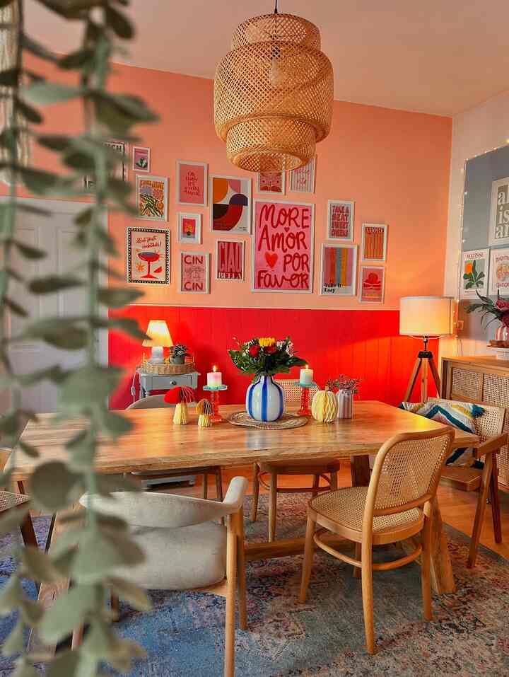 Soft light through rattan, warm wood tones, and a splash of color.
Every dinner feels like a slow, happy evening at home. 

Credit:@farbenfroh.altbau

#RattanVibes #CozyDiningRoom #NaturalInteriors #WarmWood #HomeDecor #RattanLight 