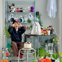저의 아들 생일파티에 초대합니다👻
할로윈 전날에 생일인 아들 때문에
항상 베란다를 할로윈으로 꾸며요🧡
저기 테이블에 유령 댕댕이도 넘 귀엽죠..🐶
집에서 소소한 할로윈 파티 어떠신가요~
#베란다 #베란다인테리어 #베란다꾸미기 #베란다정원 #베란다활용법 #베란다홈카페 #생일파티 #생일상 #생일선물 #할로윈 #할로윈소품 #할로윈데코 #할로윈인테리어 #할로윈파티 #할로윈장식 #할로윈데이 #할로윈코스튬 #가오나시 #미키마우스 #다이소 #다이소꿀템 #다이소할로윈 #케이크 