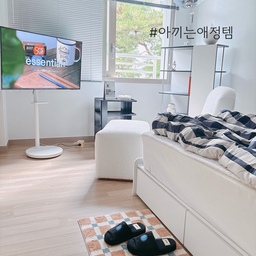 #아끼는애정템 
요즘 애정하는 노미아 룸슈즈 :)
블랙 & 블루 컬러 조합이 은근히 세련되고, 그냥 툭 두어도 예쁠 만큼 디자인이 감각적이에요.
은은한 색감 덕분에 공간이 차분해지고, 폭신한 메모리폼 쿠션이 발을 포근하게 감싸줘서 신을 때마다 작은 힐링을 느껴요.
#노미아 #노미아룸슈즈 #룸슈즈 #체크이불 #퀸이불 #리튼 #러그 #리튼러그 #마리엔젤이불 #레이어 #페이브 #선반인테리어 #디자인선반 #까사미아 #화병 #트롤리 #베스트리빙 #4단이동식트롤리 #수납트롤리 #이동식트롤리 #수납선반 #삼성TV #무빙스탠드 #오메코조명 #베어브릭석고방향제 #달항아리휴지케이스 #부클레체어 #부이블루투스 #화이트인테리어
