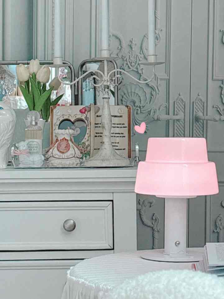 ＃きれいなテム最高です＃照明おすすめ＃照明ギフトおすすめ＃コンスープ記録集 
重ね合わせた甘さに空間いっぱいのイチゴケーキの香りが咲きそうなミッドムードの新製品「2段ケーキムードなど」が我が家に届きました♡︎

2段ケーキの形の立体的な照明は本当に甘いです^^
ミッドムードならではの感性が込められた可愛くて可愛いサイズも好み狙いですよ、
充電式ポータブル照明だから気になる線がなくてこだわり！
気に入った照明です。
ワンタッチスイッチで操作も簡単。
全9色で、新鮮なボディカラーを好みに合わせて選べます。
私はホワイトボディにピンクカラーの新鮮さを受けました。
う～～いちごミルクピンクが白と出会って甘くて甘くて本当に可愛いです！
そして照明にかかっているアクリルケーキキーリングさえも 
ミッドムードのセンスが感じられます♡︎

包装までピンク色のきれいなパッケージなので、プレゼントにもとても良いと思います。
·̩Ι。 ᘏ▸◂ᘏ .·̩Ι 
 ꒰ ⸝⸝ɞ̴̶̷ ·̮ ɞ̴̶̷⸝⸝꒱
*ଘ_(”)(“)┈♡
。
。
。
。
＃ミッドムード＃ミッドムード照明＃2段ケーキ照明＃2段ケーキムード灯＃ポータブル照明＃midmood＃ムードランプ＃ピンク照明＃女の子感性＃ピンクデスクテリア#pink #pinkinterior #frenchinteriors #pinklovers #pinkpinkpink