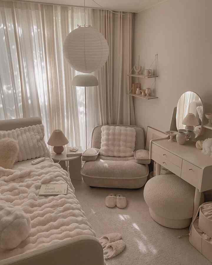 温かみのあるベージュとアイボリーの色調のリビング、快適な座イスソファと化粧台が配置された居心地の良い空間