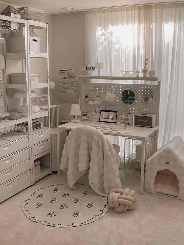 明るいホワイトとアイボリー調の書斎、白い机と棚が配置され、すっきりとした収納とミニマルな雰囲気のインテリア