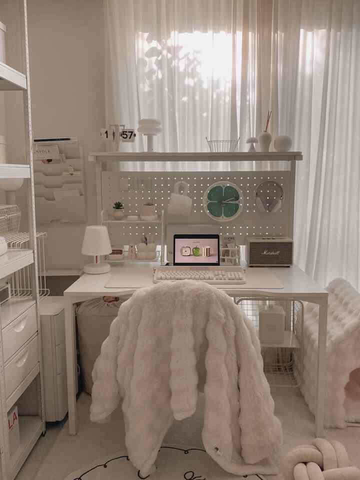 白とナチュラルカラーのホームオフィス、中央に整ったデスクと柔らかなファブリックチェアが配置されたシンプルで落ち着いた空間