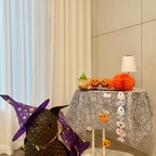 #Halloween 

거실 한켠에 소소히 느낌 낸 할로윈🎃
강아지 스툴도 변신🪄

소소하게나마 공간 만들어 놓으니
아이가 그림그리고 색칠해 가랜드도 만들어 달아요👏

오늘은 학교에서 장식물도 만들어왔네요🧡

요렇게 10월의 마지막 날도 장식해갑니다💜

모두 #happy #halloween 
#10월의마지막날 


#오늘의집 #일상기록 #소통해요 
#할로윈 #할로윈인테리어 #할로윈소품 #할로윈장식 #할로윈데이 
#거실꾸미기 #거실인테리어 #보조테이블활용 
#소통환영 #맞팔해요

